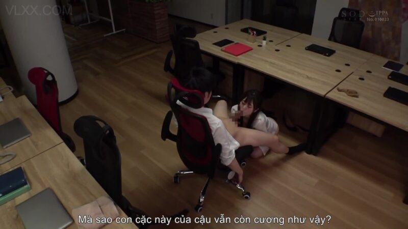 Kẹt lại công ty đêm mưa bão với em nhân viên nữ