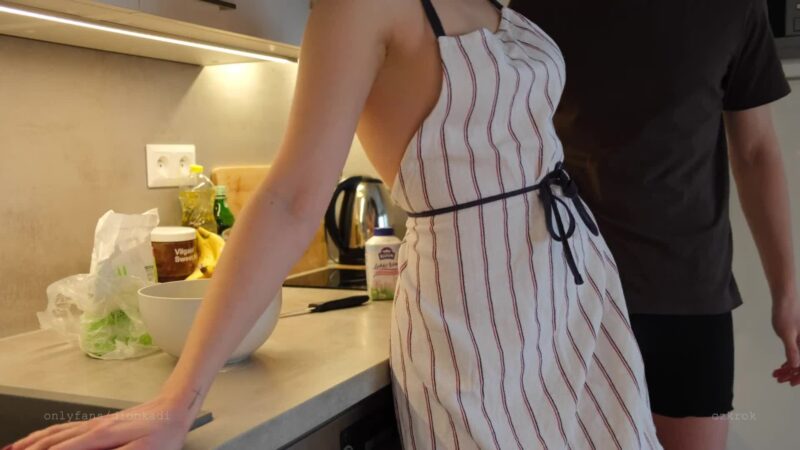 Nấu ăn mặc sexy vậy bồ phải phang thôi